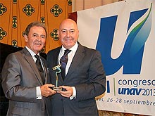 D. Jos Luis Prieto Otero, Presidente de UNAV y D. Ricardo Palazuelos, Iberia (Gerente nacional aa.vv.)
